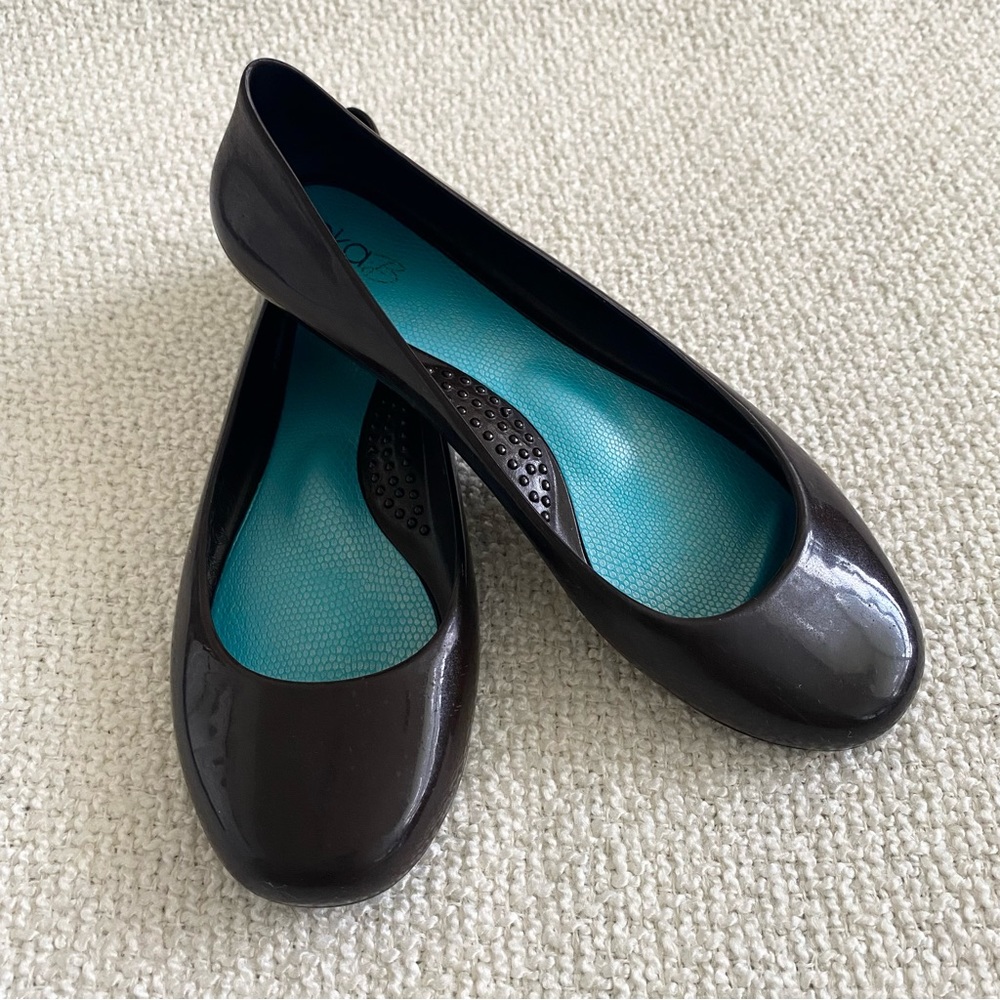 OKA b. Taylor Shiny Brown Rubber Massaging Ballet Rain Flat Size 6